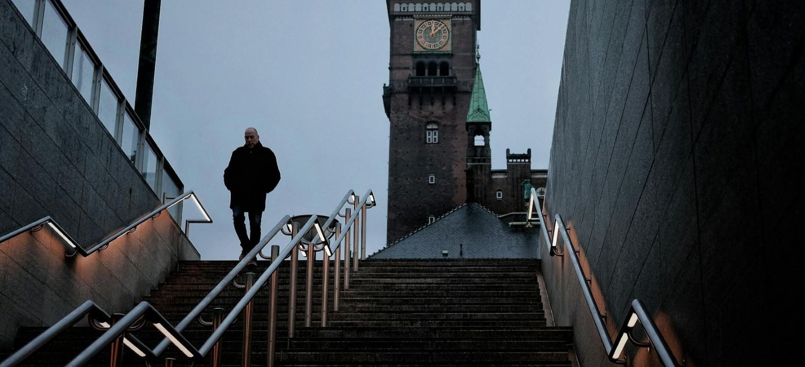 Person på trappe ved Københavns Rådhus – offentlig infrastruktur og beredskab.